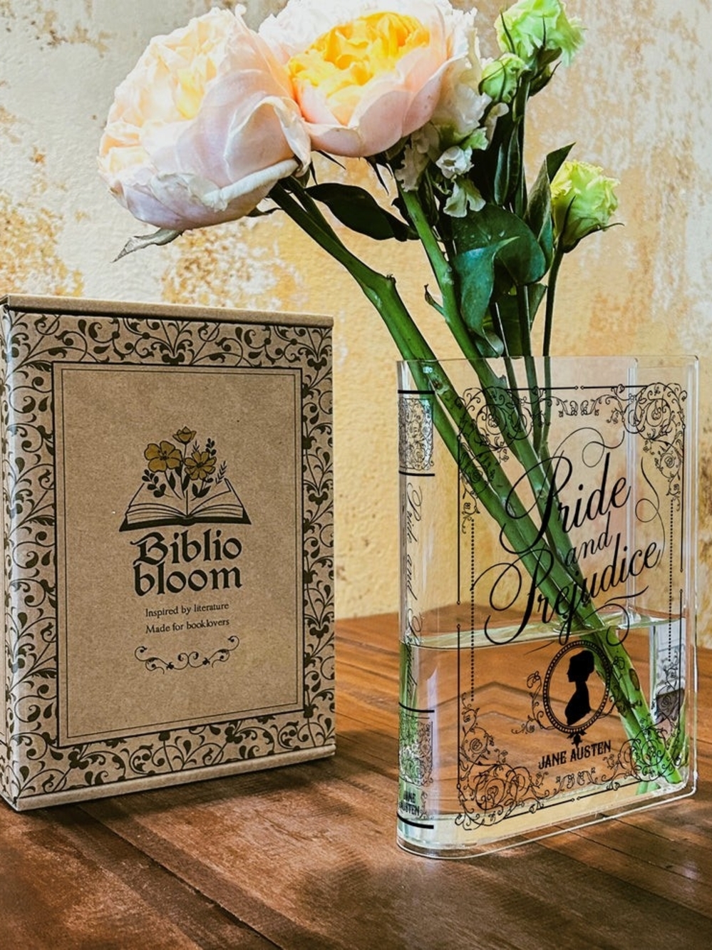 NWT Jane Austen Pride and Prejudice Book Vase